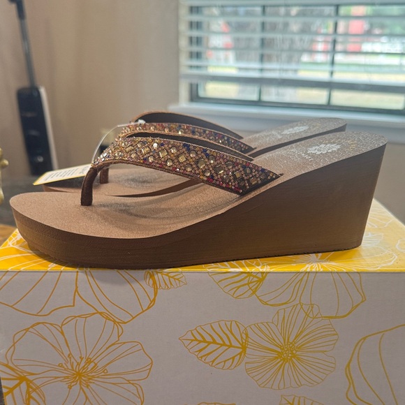 Yellow Box Women's Multicolor Bling Sandals- NEW with box. Size 8. - Picture 7 of 8